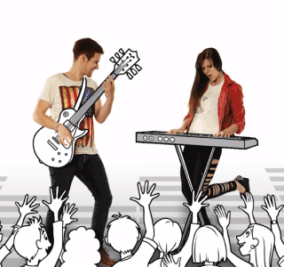 Hombre joven tocando guitarra y mujer joven tocando piano. Píblico saltando en concierto